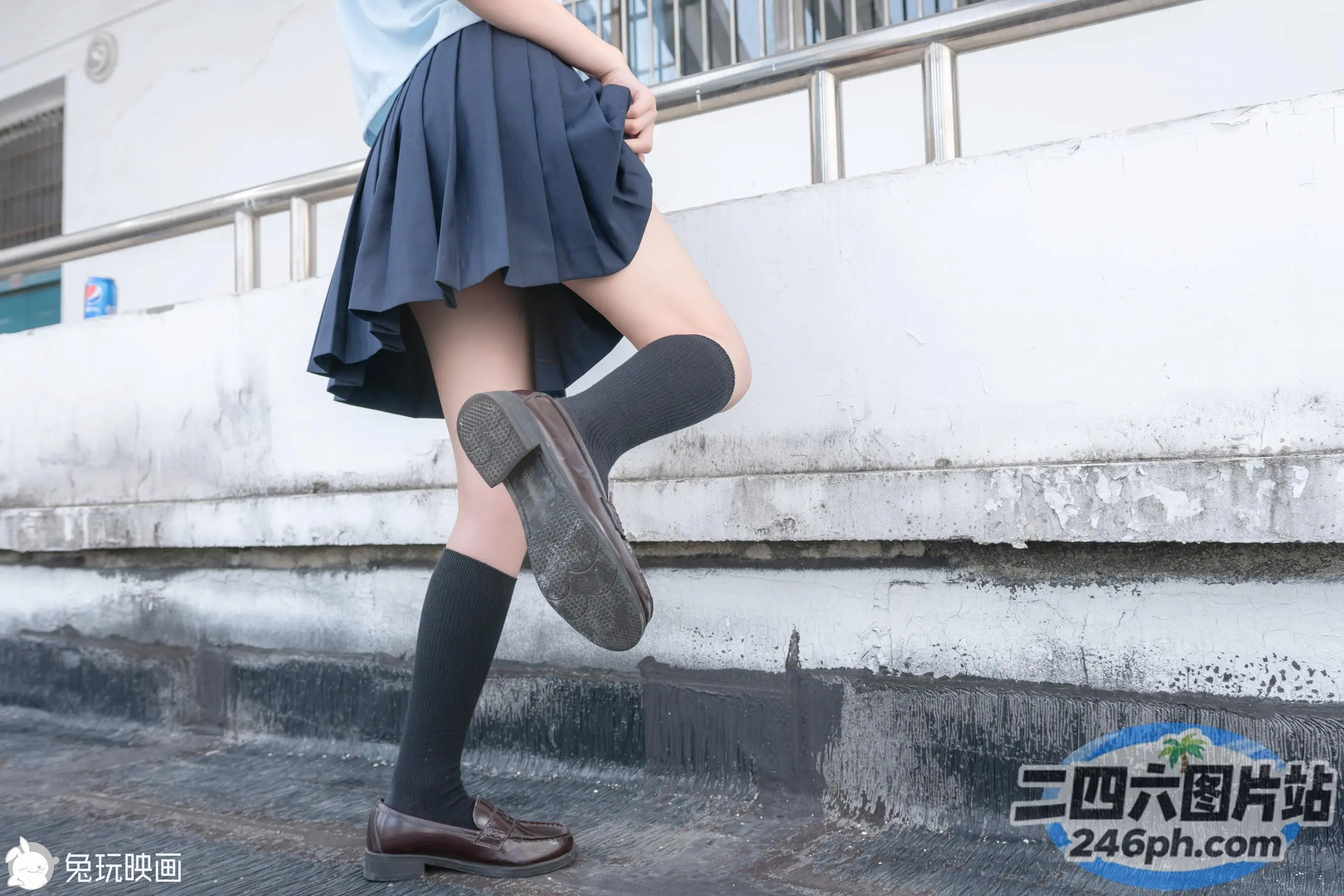 有一个女人穿着裙子和一双鞋