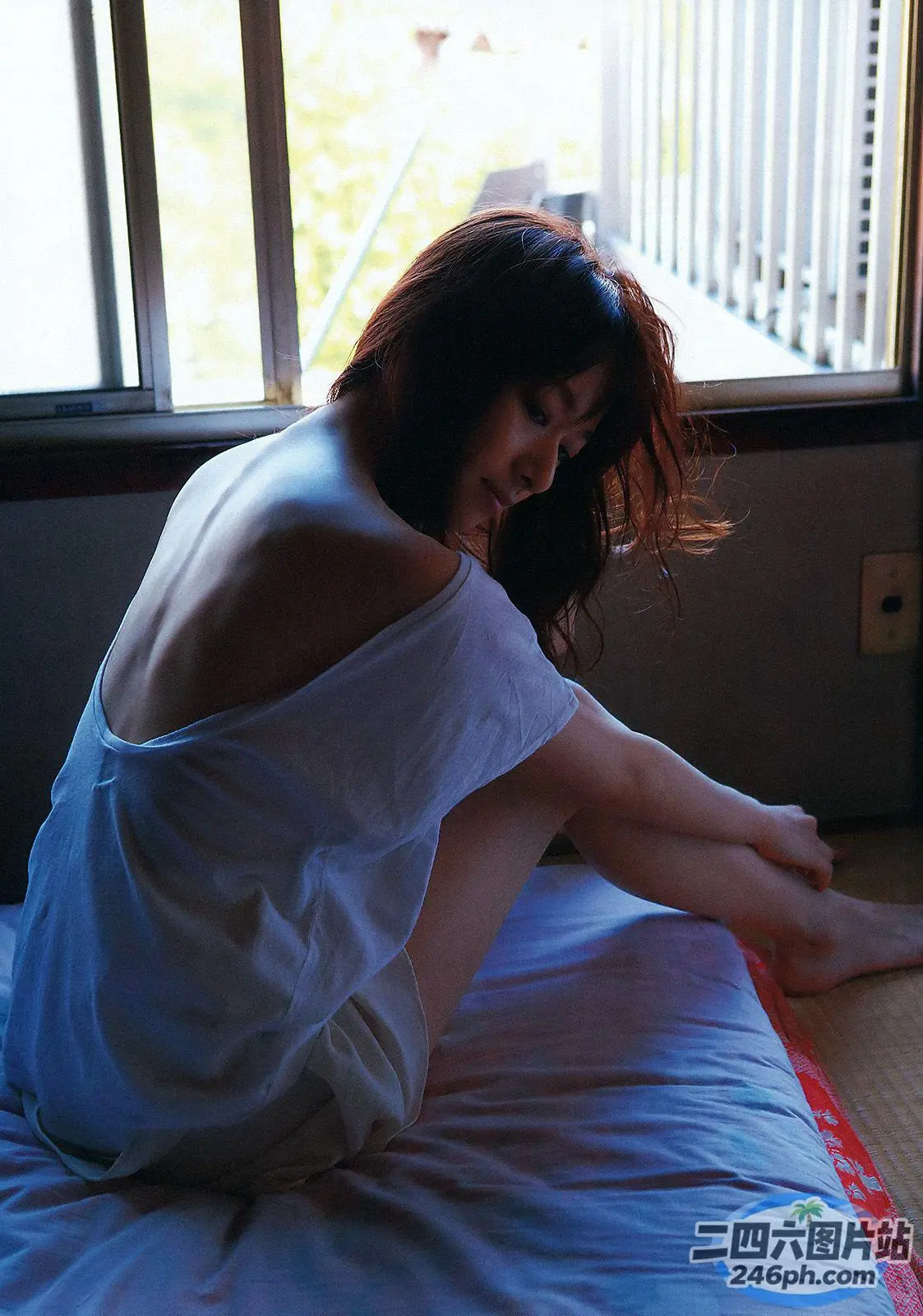 有一个女人盘着腿坐在床上