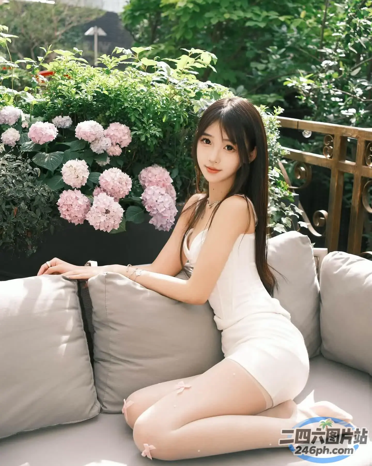一个女人坐在沙发上，背景是一个花盆