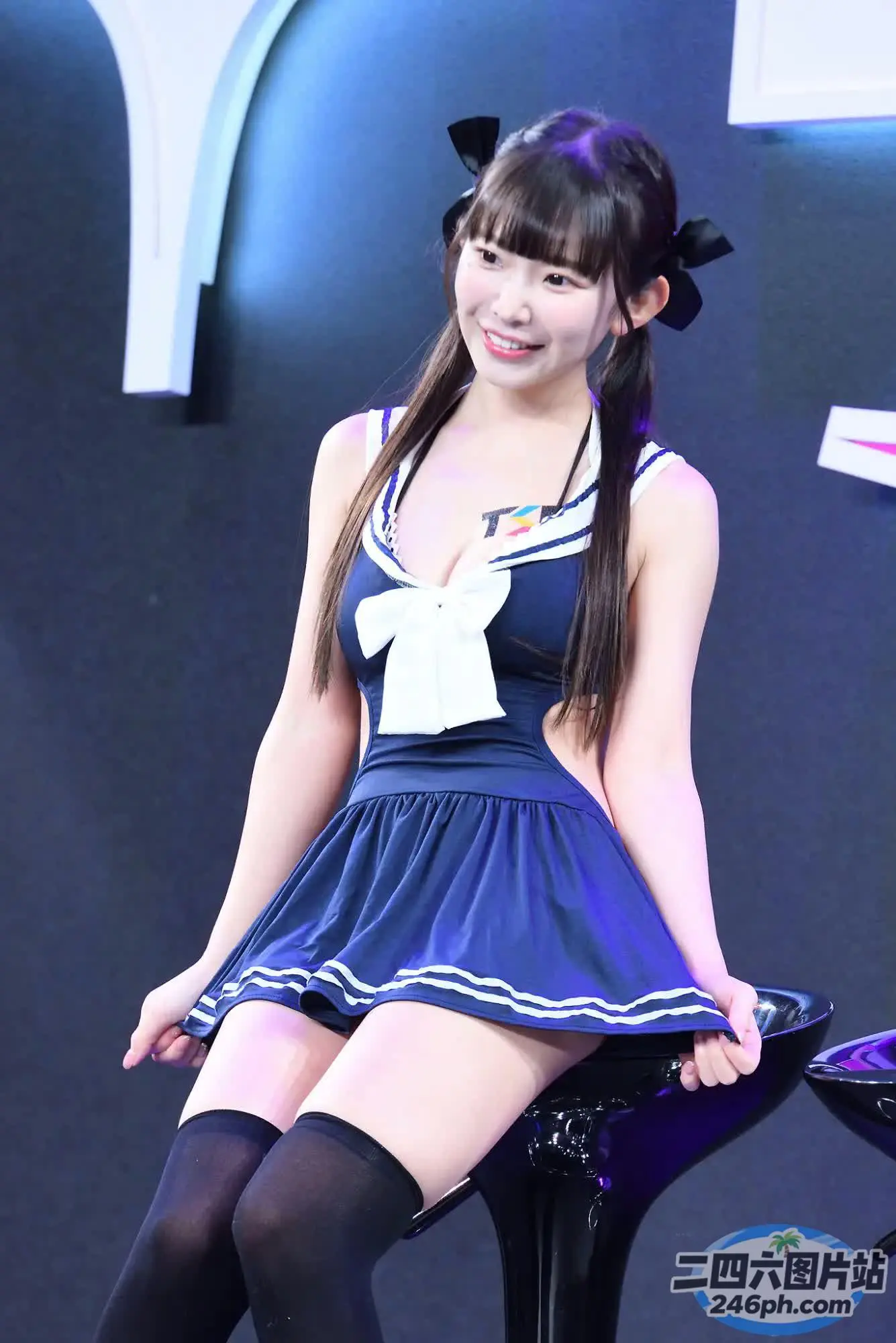 坐在凳子上的阿拉菲亚洲女孩穿着水手服