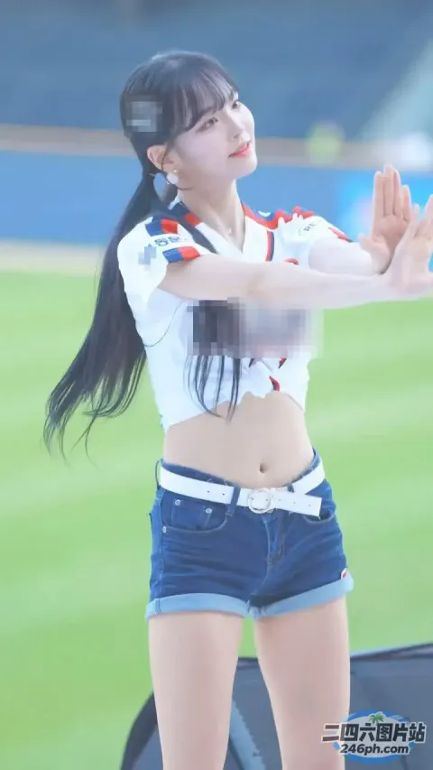 身穿白衬衫和蓝色短裤的 araffe 女孩正在打网球