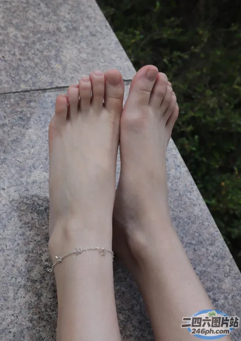 有人戴着手镯，脚上戴着一条链子的手镯