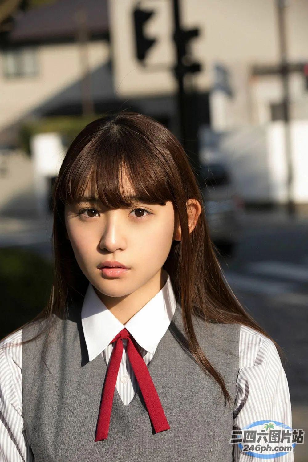 身穿校服的 arafed 亚裔女子站在街角