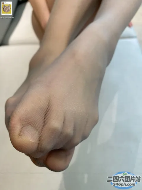 有人坐在马桶上，双脚抬起