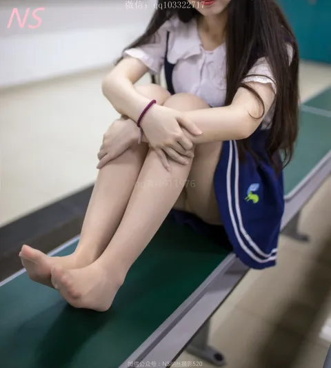 有个女人坐在长凳上，双腿交叉