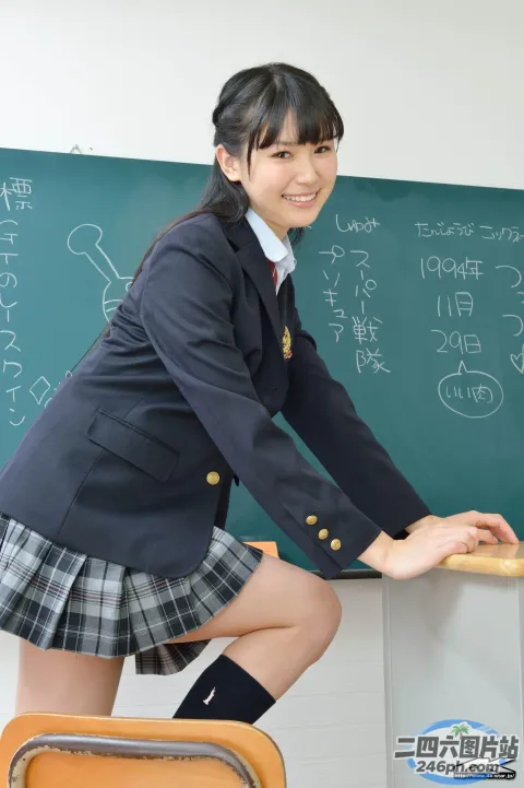 身穿校服的 Arafed 亚裔女孩在黑板前摆姿势