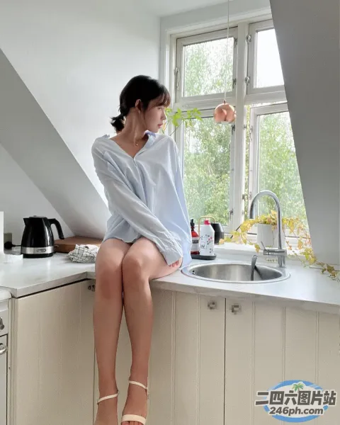 厨房的柜台上坐着一个女人