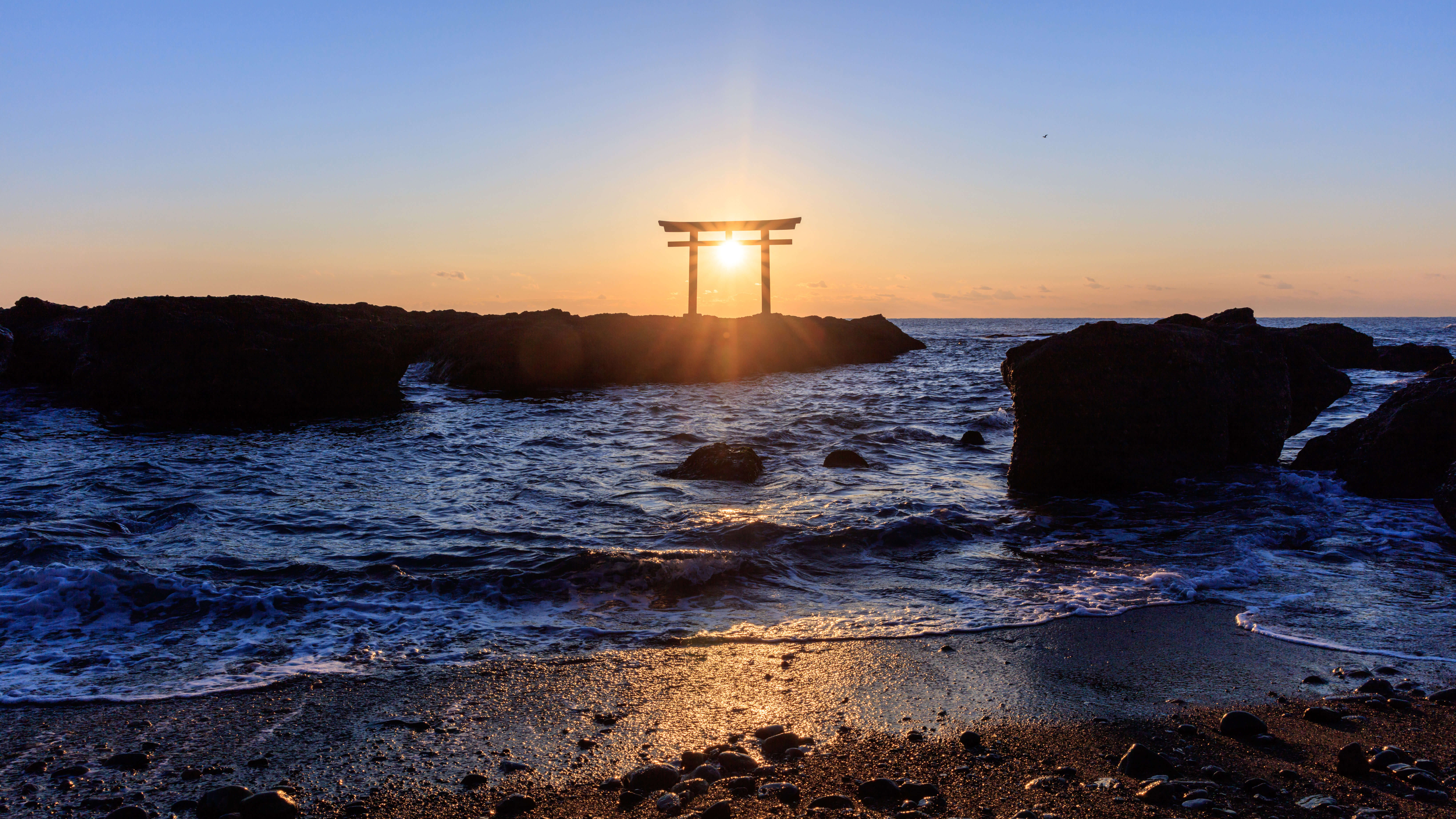 海滩上的 Arafed 门，海浪在它面前拍打