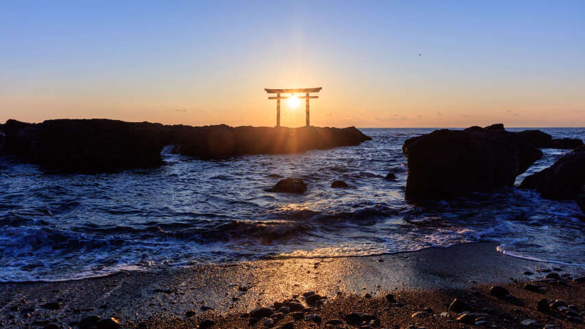 海滩上的 Arafed 门，海浪在它面前拍打