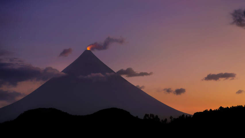 阿拉费德山，后面是夕阳和几朵云