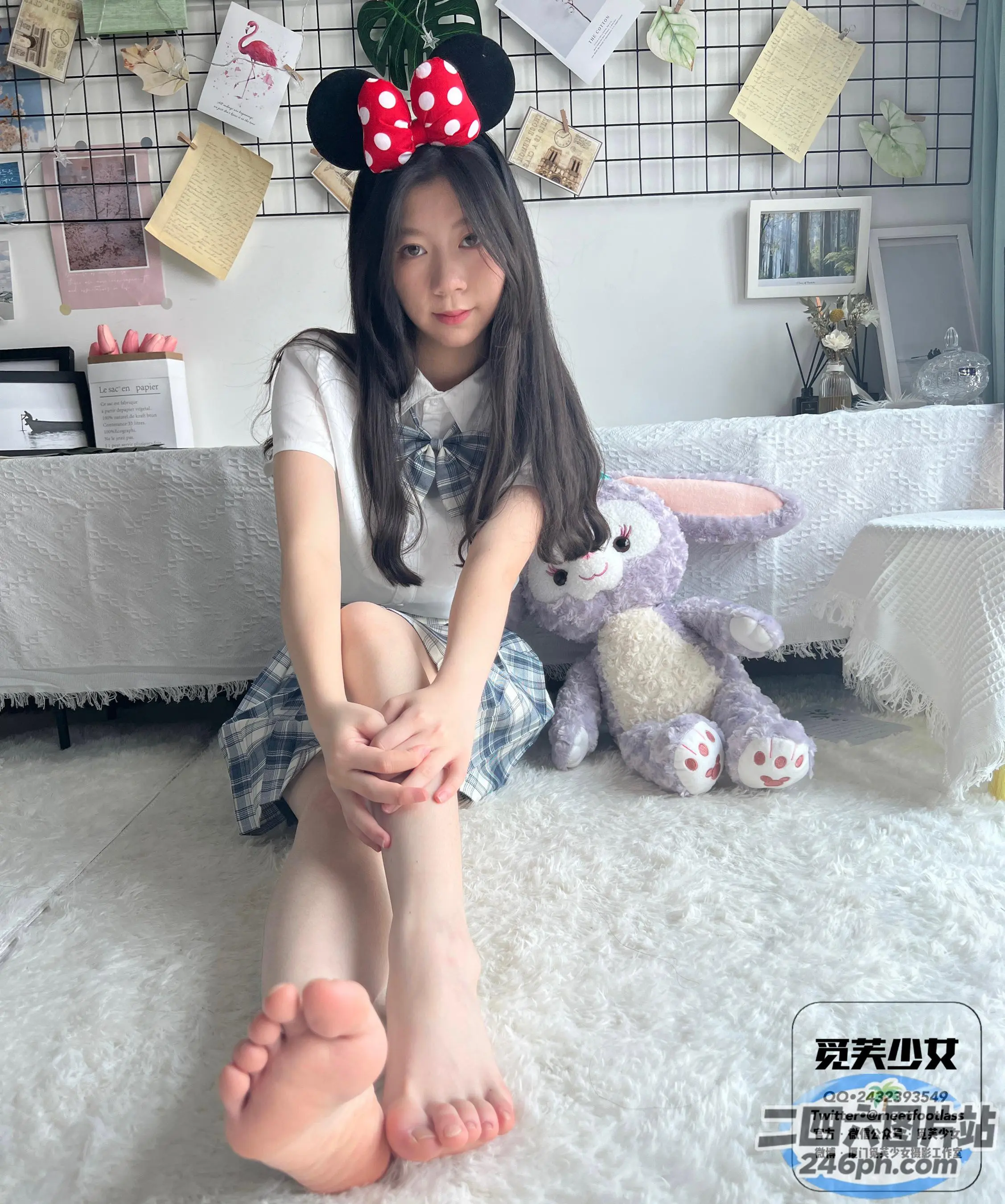 有一个年轻的女孩坐在地板上，双叉