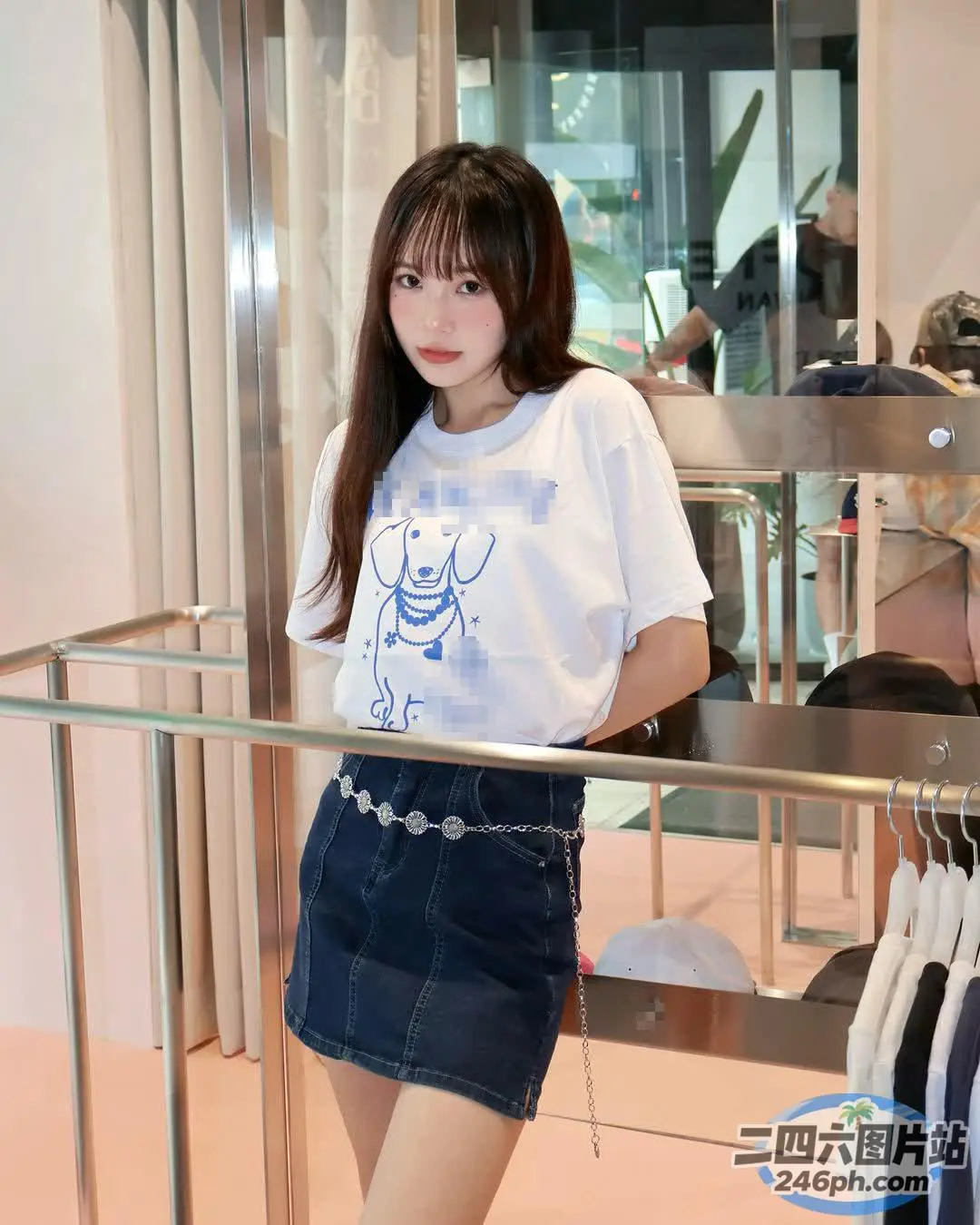 身穿白衬衫和蓝色裙子的 araffe 女孩站在服装店里