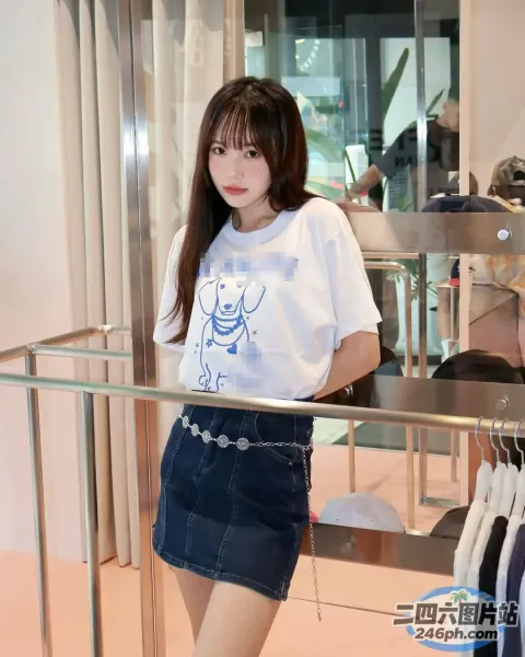 身穿白衬衫和蓝色裙子的 araffe 女孩站在服装店里