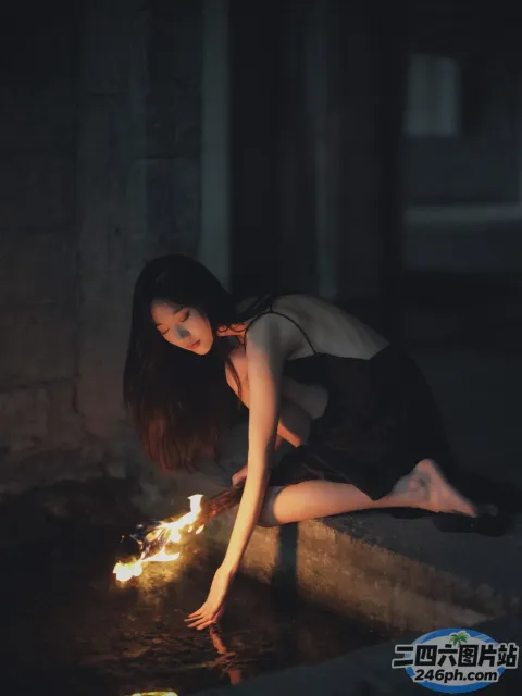 阿拉夫德女人跪在窗台上，手里拿着火