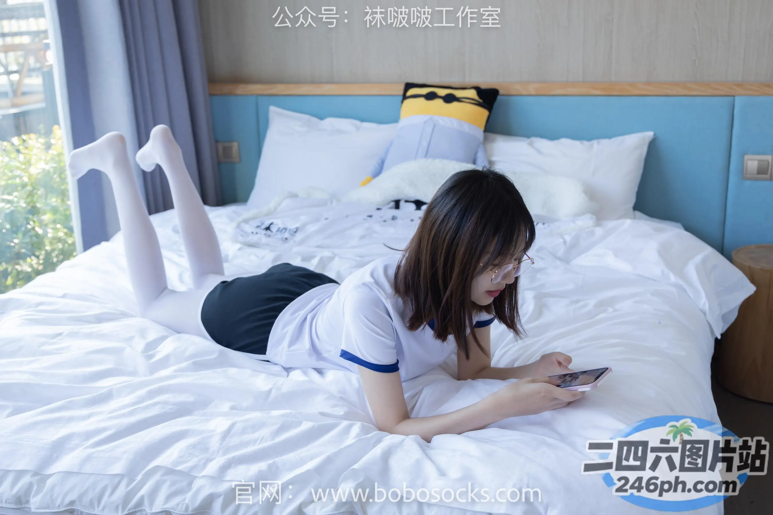 躺在床上用平板电脑的 arafed 妇女