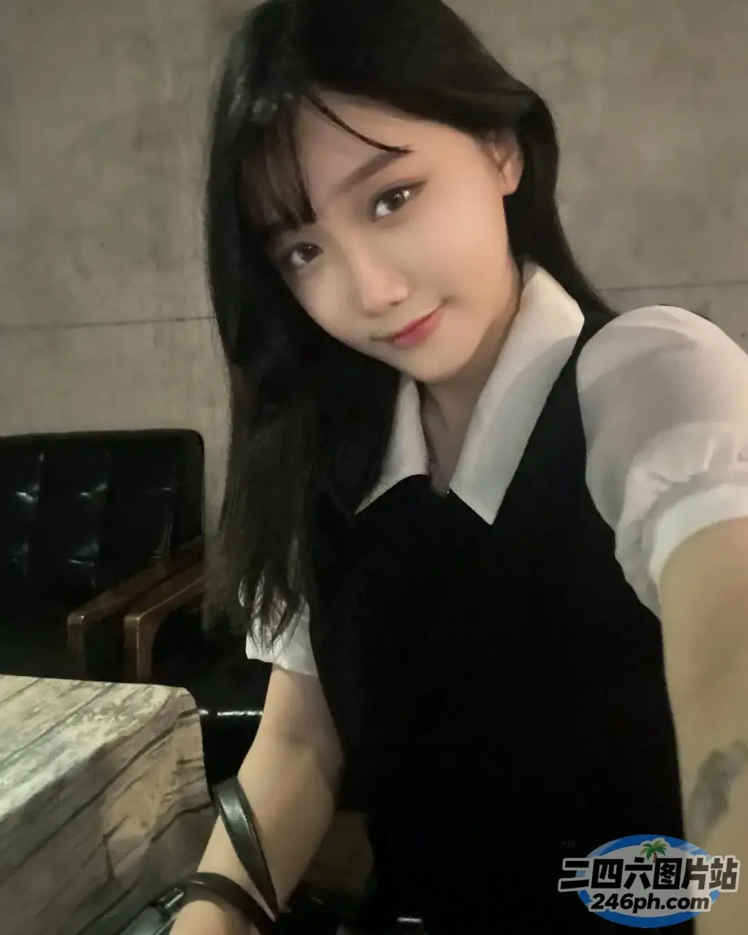 有个女人正拿着手机坐着