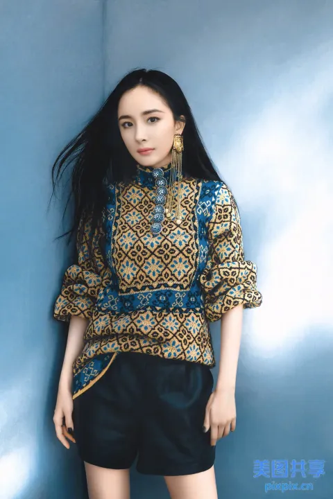穿着蓝色和金色上衣的黑色长发的 Araffed 女人
