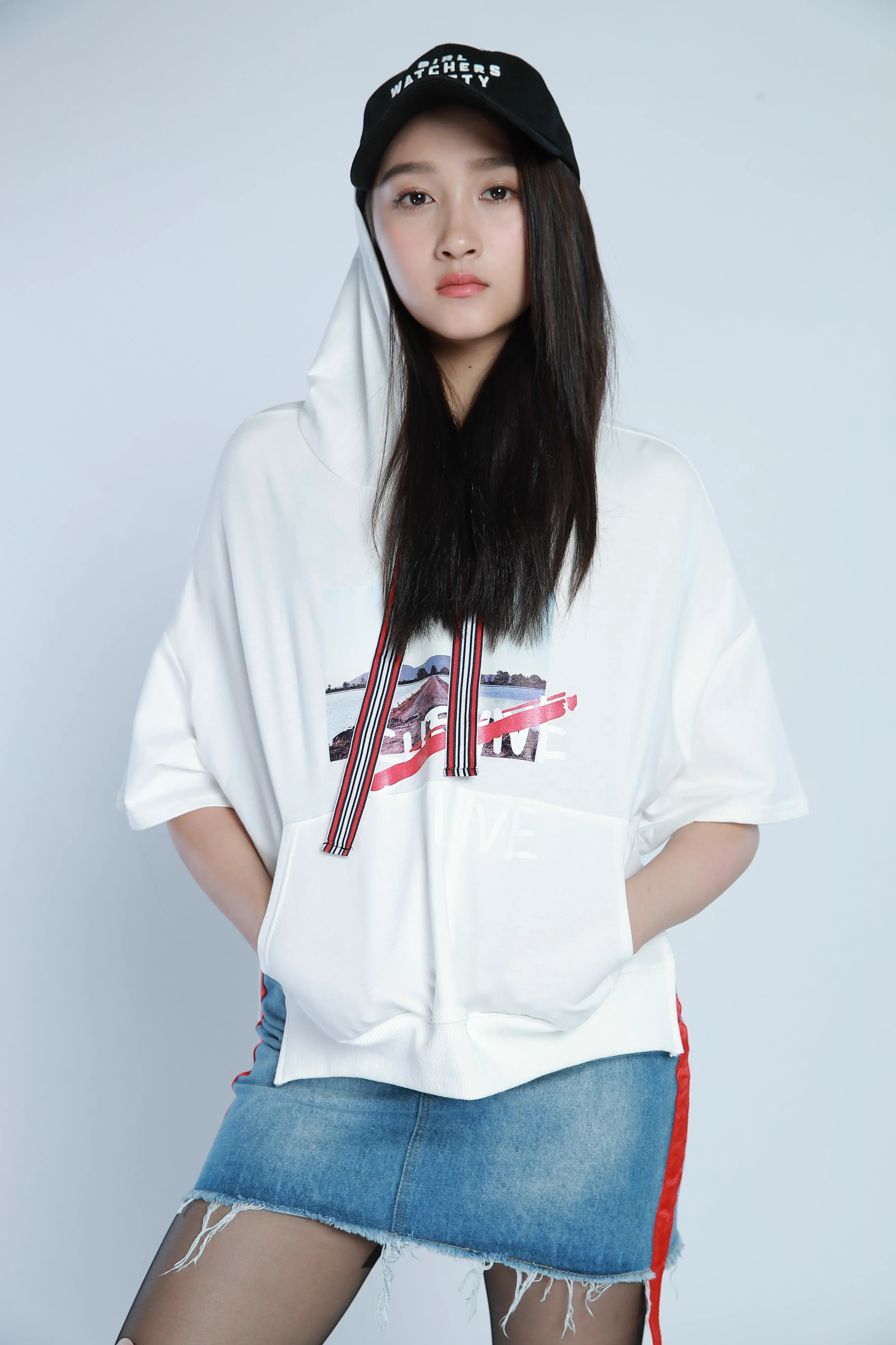 身穿白色连帽衫和牛仔裙的阿拉夫女人
