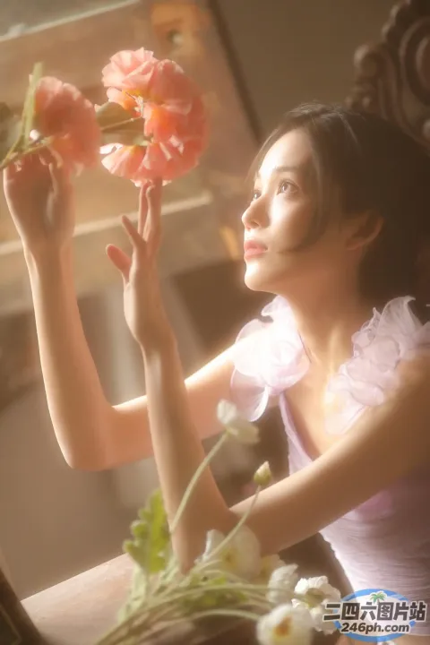 有个女人手里拿着一朵花