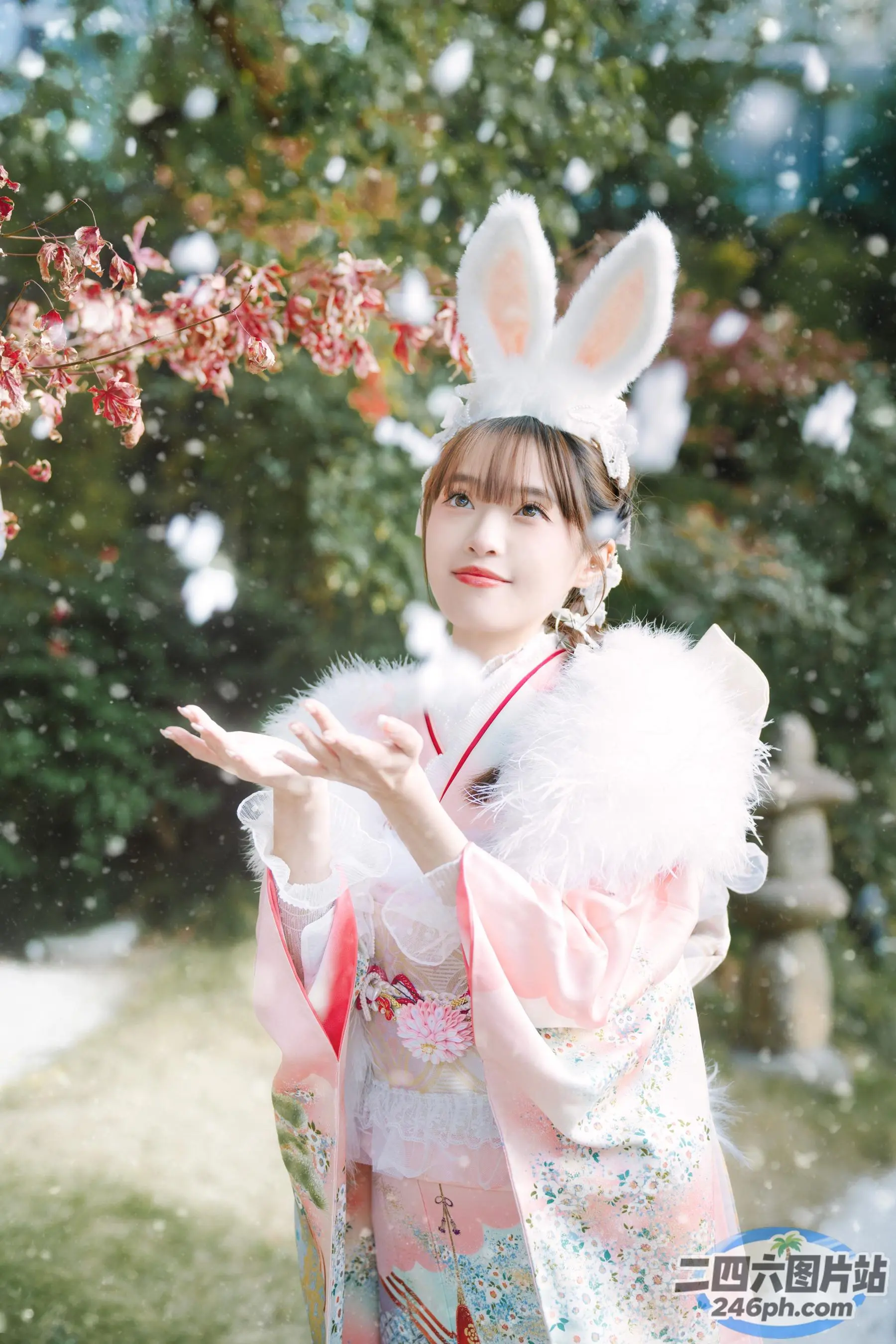 有一个穿着和服的女人，手里拿着一朵花