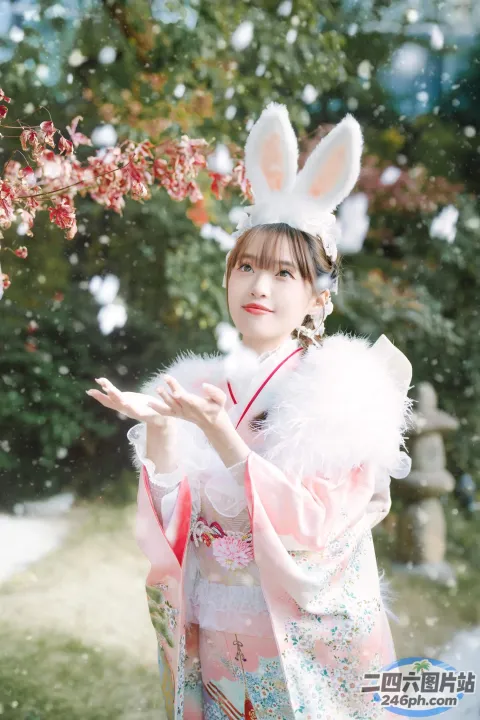 有一个穿着和服的女人，手里拿着一朵花