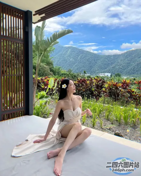 一位身穿棕褐色连衣裙的女士坐在山景床上