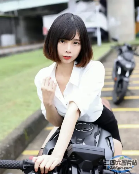 坐在停车场摩托车上的 arafed 亚洲妇女