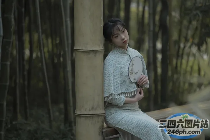 阿拉菲女子坐在长凳上，手里拿着网球拍