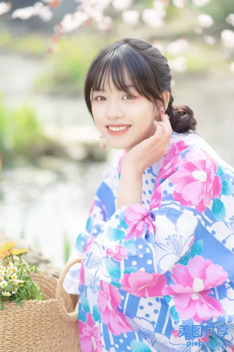 有个女人拿着篮子坐下