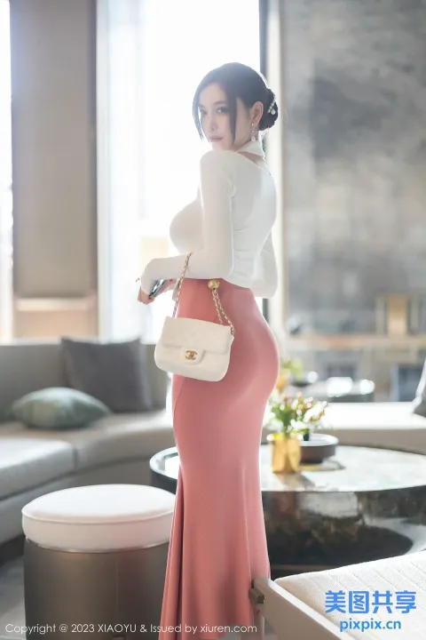 一位身穿长裙的女士正在摆姿势拍照