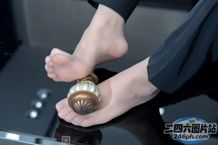 有人手里拿着一个小物件放在桌子上