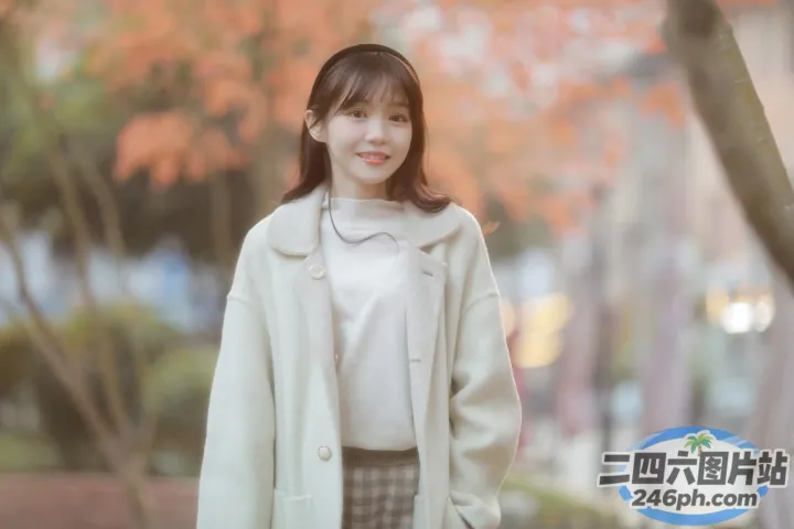 穿着白大褂和裙子的女人的 arafed 图像