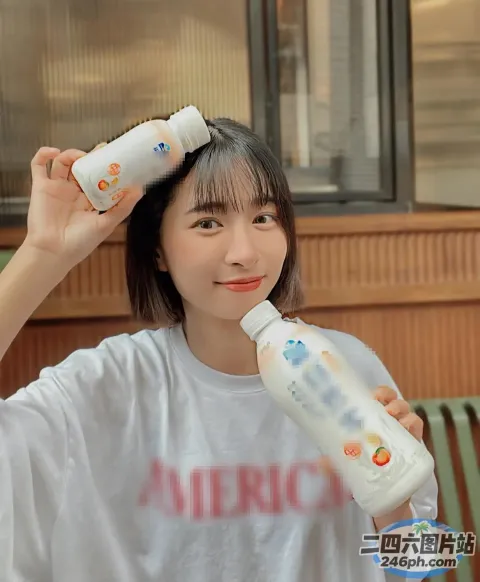 有个女人拿着一瓶牛奶和一瓶牛奶