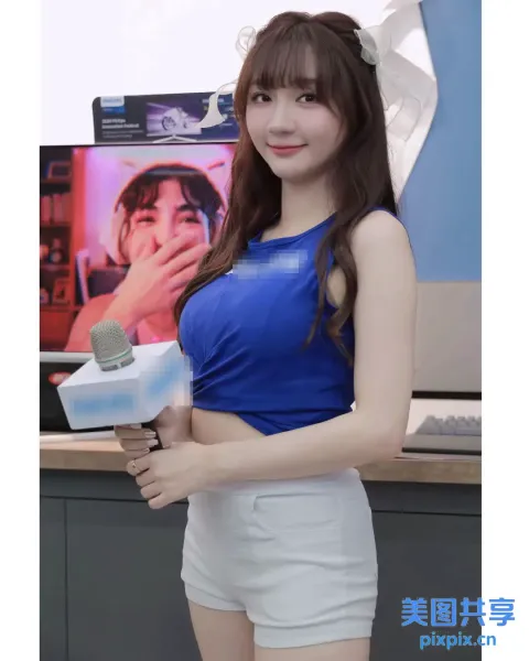 一个穿着蓝色上衣和白色短裤的女人，手里拿着牙刷