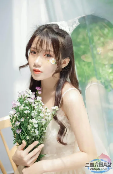 有个女人手里拿着一束花