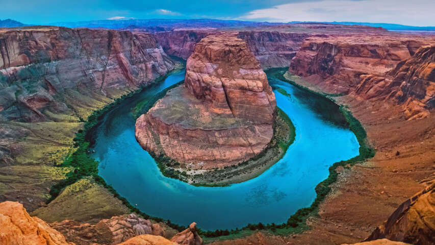 一条河流流经峡谷，背景是一座山的 arafed 视图