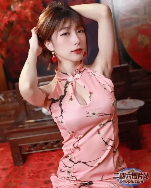 身穿粉红色连衣裙的 Arafed 亚洲女子合影