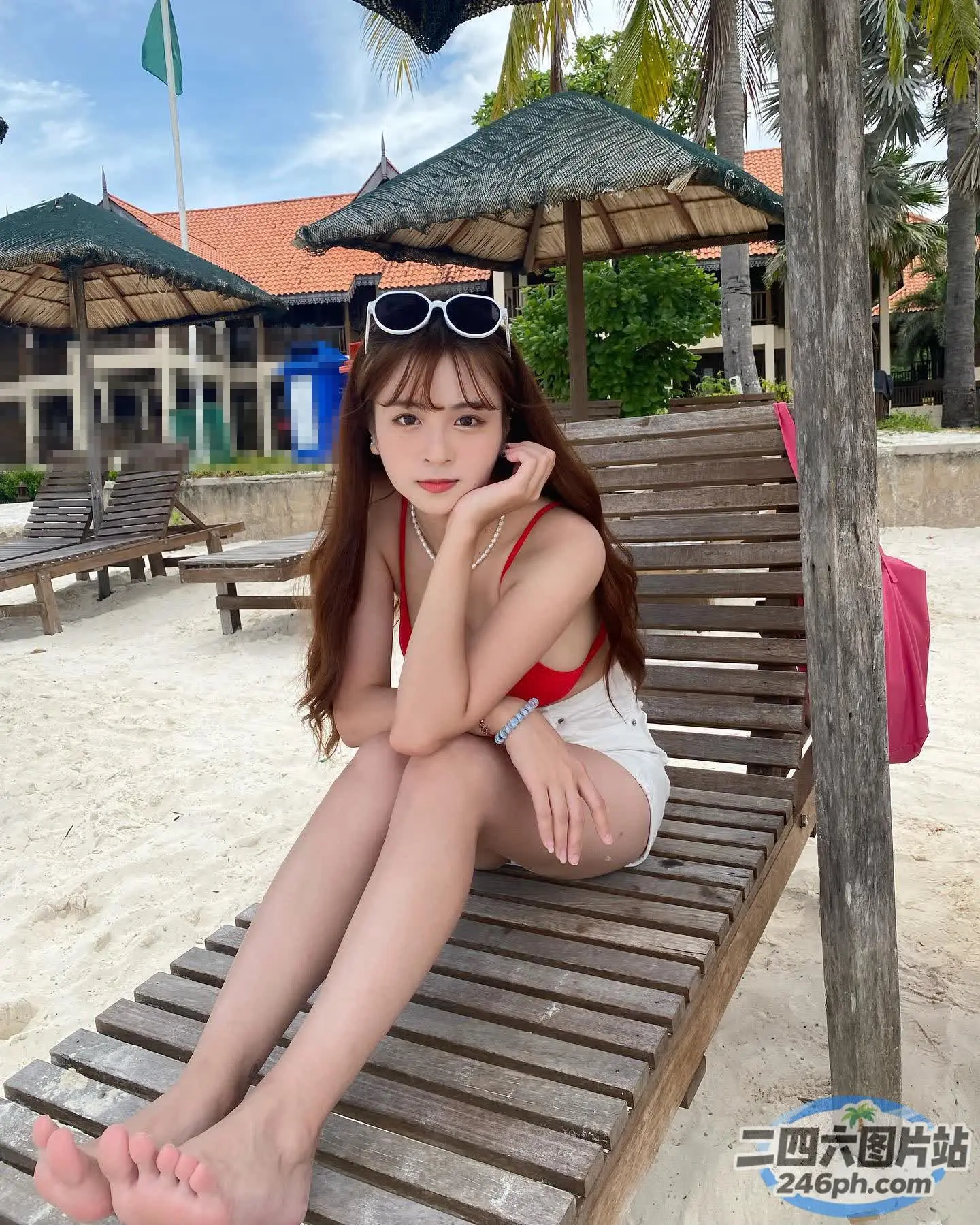 坐在海滩上木凳上的阿拉菲女人