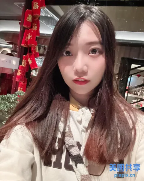 有一位长发白衬衫的女人