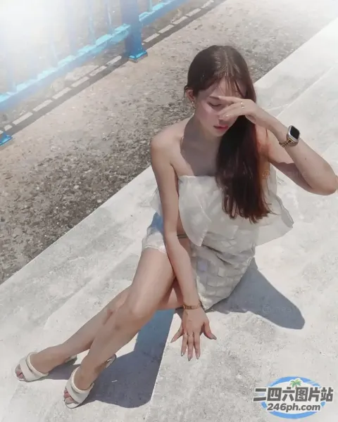 阿拉法德女人坐在地上，手捂着脸