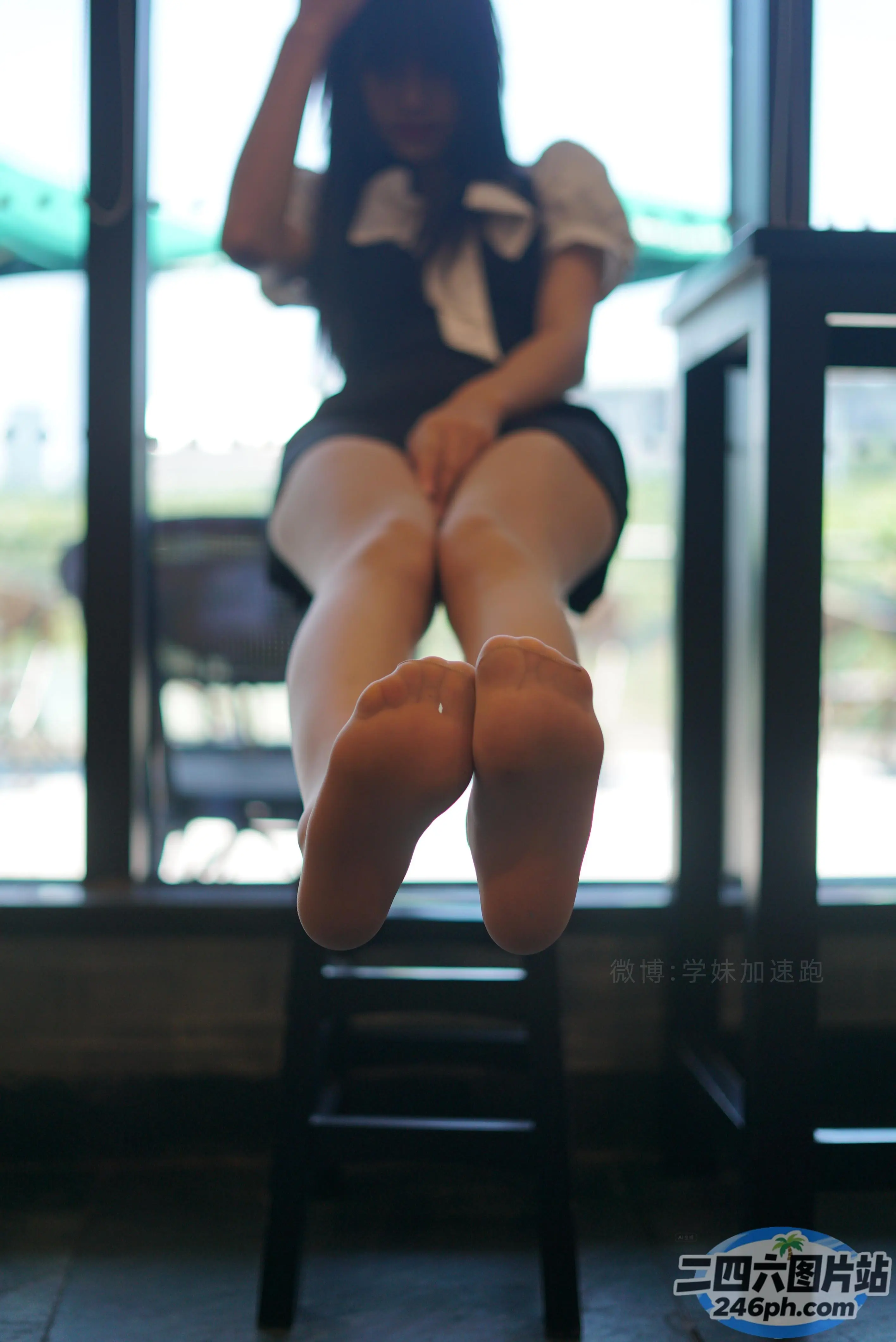 阿拉菲德女人坐在椅子上，双腿抬起