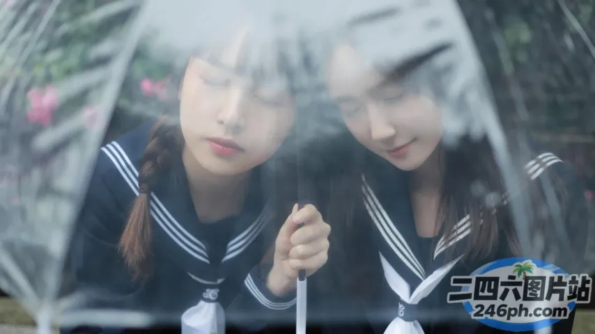 他们是两个穿着水手服、撑着雨伞的女孩