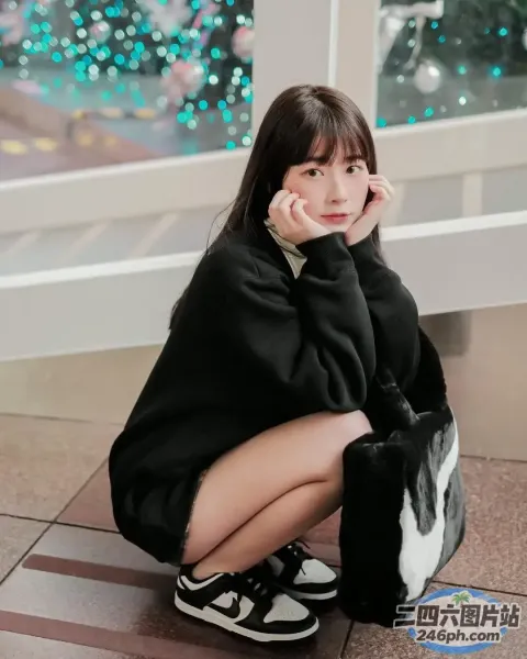 一名女子坐在地上，手捂着脸