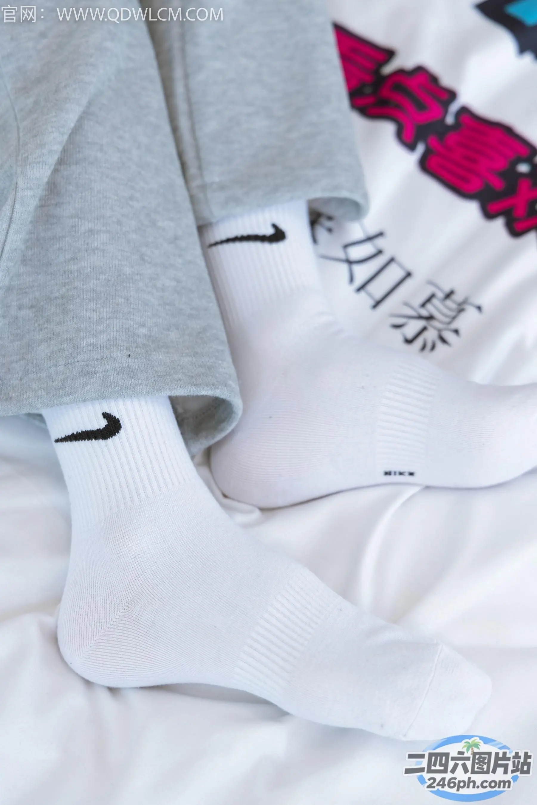 Arafed 一双白色袜子，上面有黑色的 Nike 标志