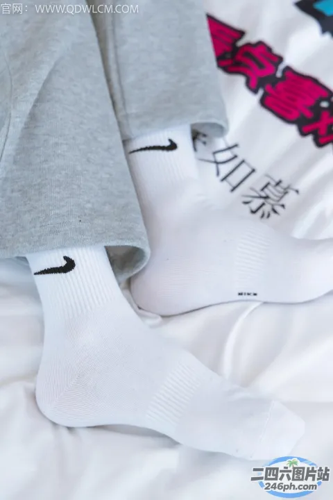 Arafed 一双白色袜子，上面有黑色的 Nike 标志