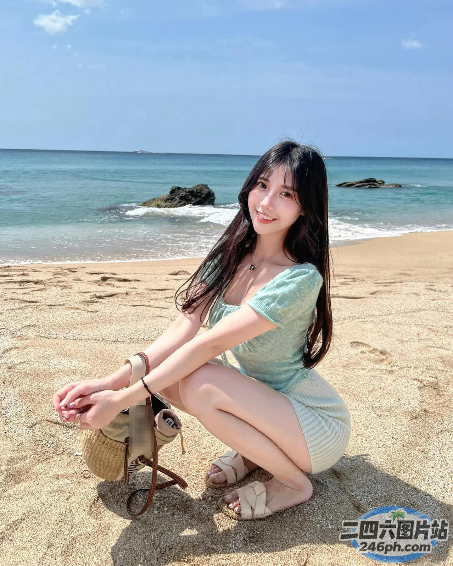 坐在海滩上，膝盖上戴着帽子的 araffe 女人