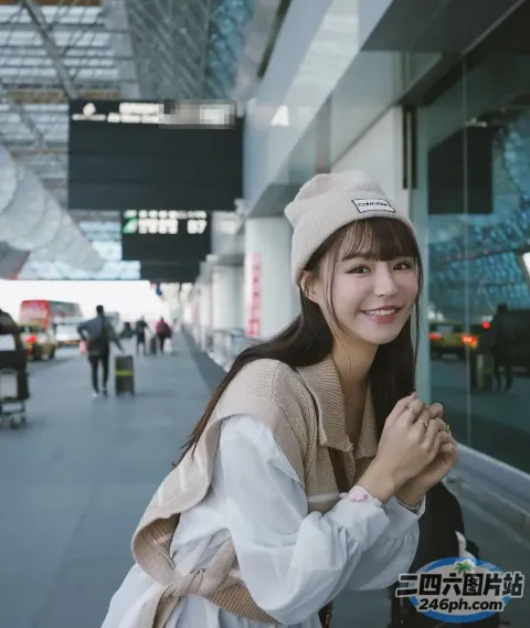 戴着白帽子和白色包的 araffe 女人