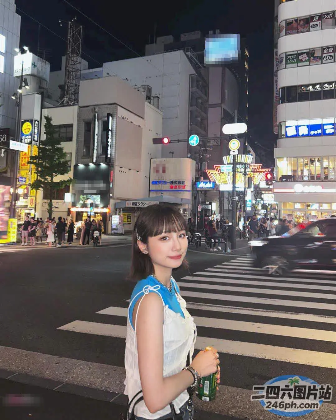 夜晚站在城市人行横道上的 Araffe 女子
