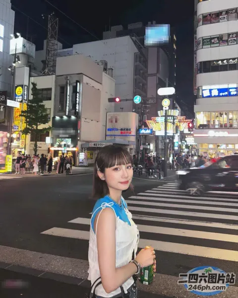 夜晚站在城市人行横道上的 Araffe 女子