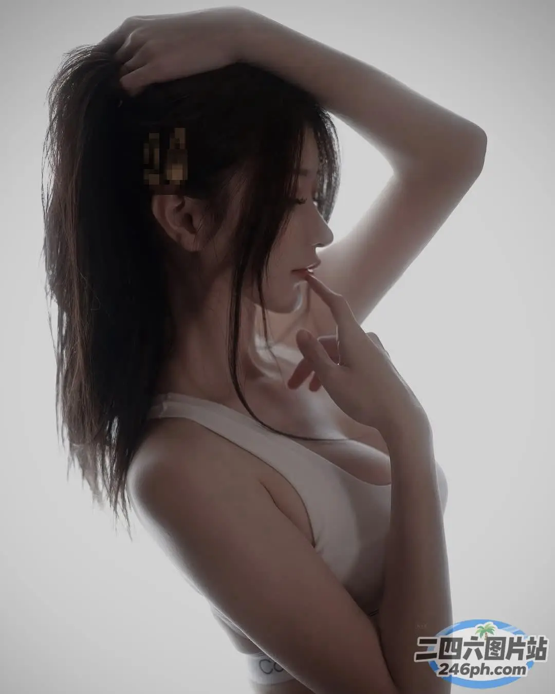 有个女人的头发上插着发夹